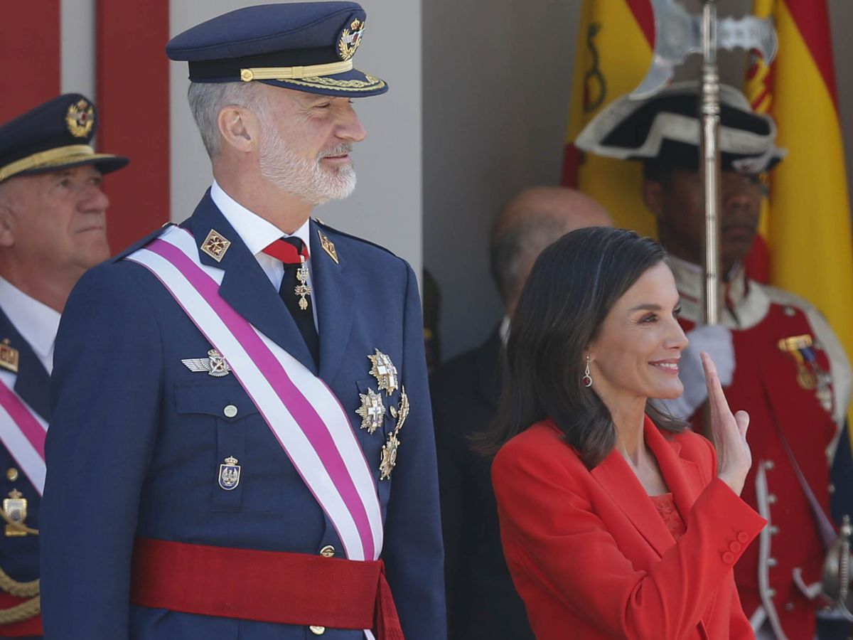 Foto: Los gestos cómplices de Felipe y Letizia en Asturias. (EFE)