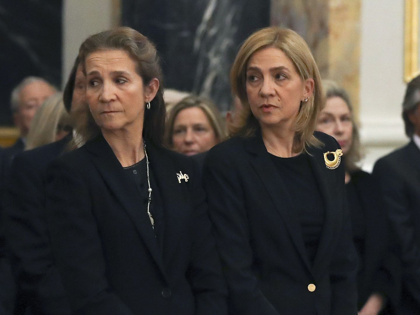 Las infantas Elena y Cristina, durante el funeral por la infanta Alicia de Borbón-Parma. (EFE)