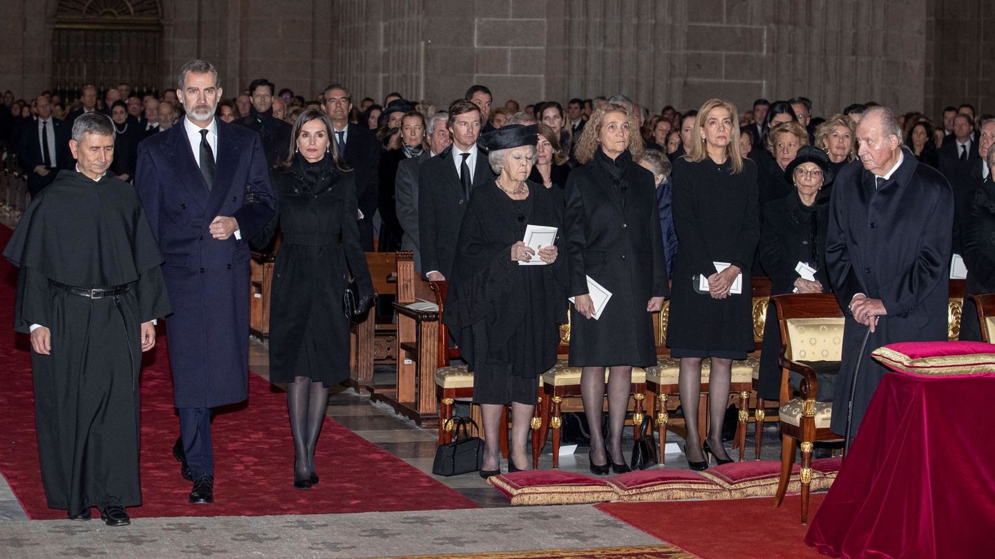 La familia real, en el funeral oficiado en El Escorial en honor a Pilar de Borbón. (EFE)