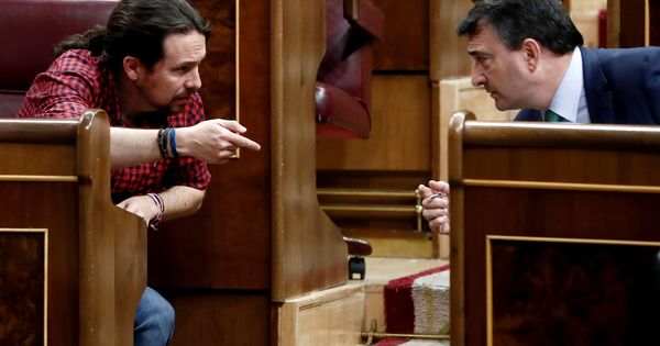 Foto: Pablo Iglesias y Aitor Esteban (PNV), durante el debate de los Presupuestos. (EFE)