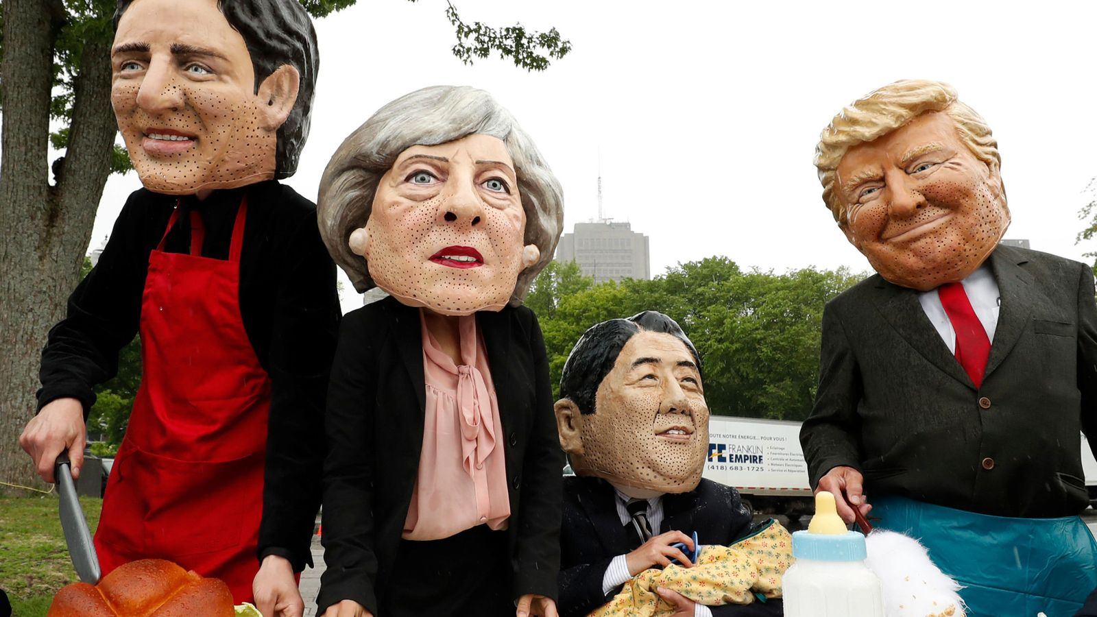Foto: Protesta de activistas con máscaras de los líderes del G7. (Reuters)