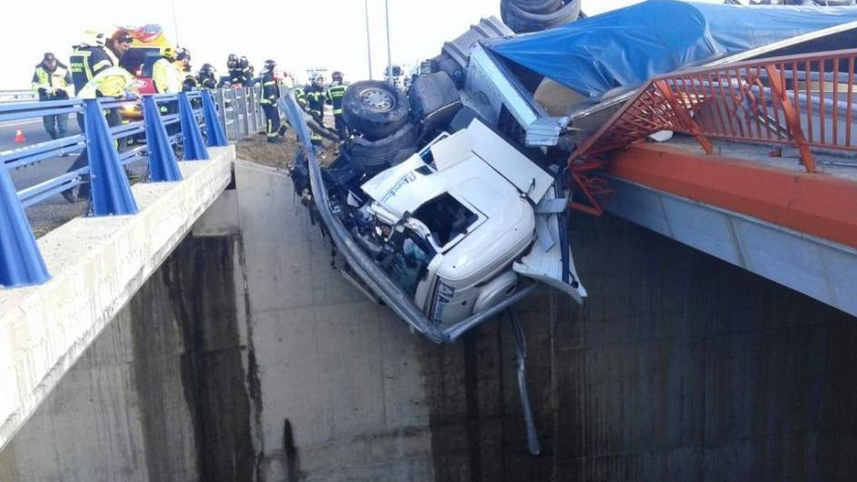 Un accidente espectacular en la M-45 deja un camión colgado a 9 metros de altura