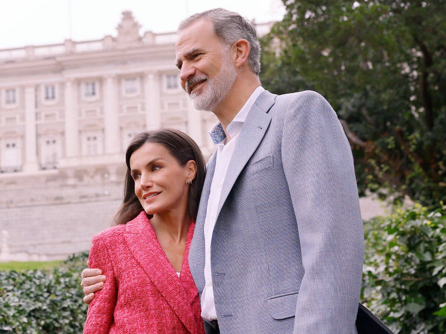 Los reyes Felipe y Letizia, con el Palacio Real de Fondo. (Casa de S. M. el Rey)