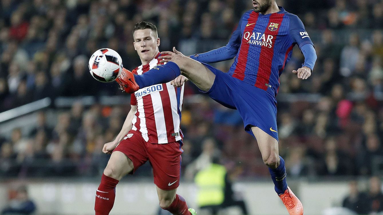 Foto: Sergio Busquets (Barça) intenta controlar el balón ante el delantero francés del Atlético de Madrid, Kevin Gameiro