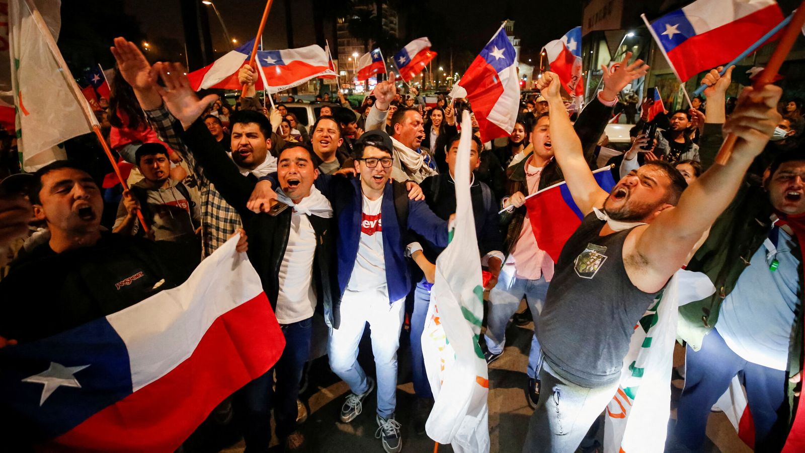 Los partidarios del 'rechazo' celebran el resultado del referéndum sobre una nueva Constitución chilena en Valparaíso, Chile. (Reuters/Rodrigo Garrido)