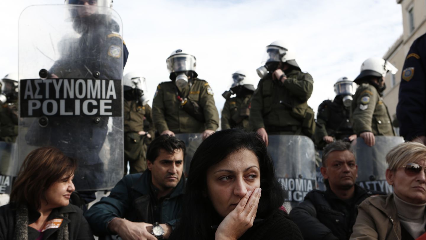 Trabajadores municipales de Atenas protestan contra los recortes exigidos por líderes internacionales (Reuters). 