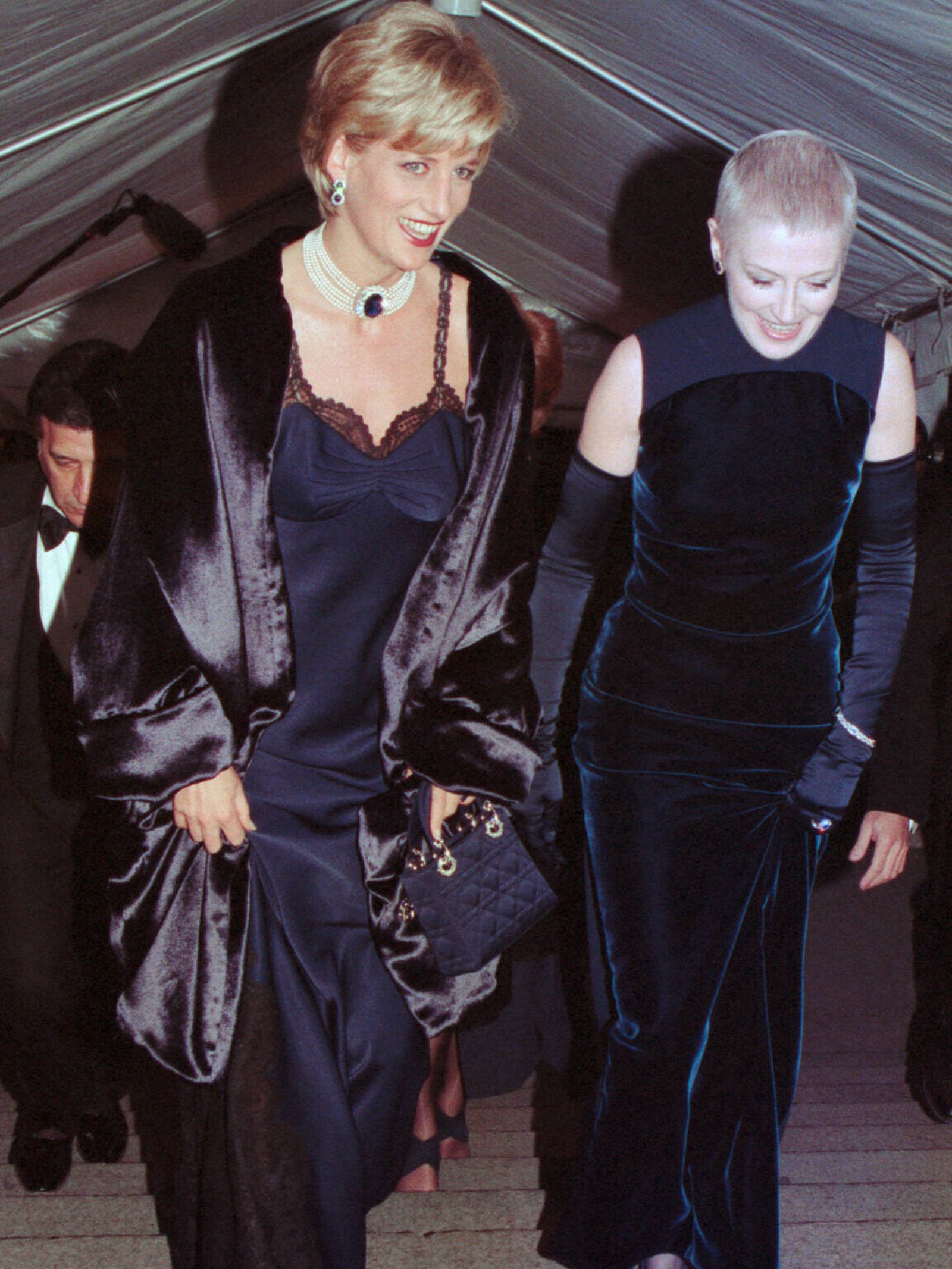 Diana de Gales junto a su amiga Liz Tilberis en el Metropolitan Museum en 1996. (Gtres)
