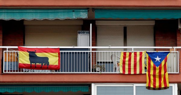 Foto: Banderas españolas, 'senyeras' e independentistas cuelgan de unos balcones en la Ciudad Condal. (EFE)