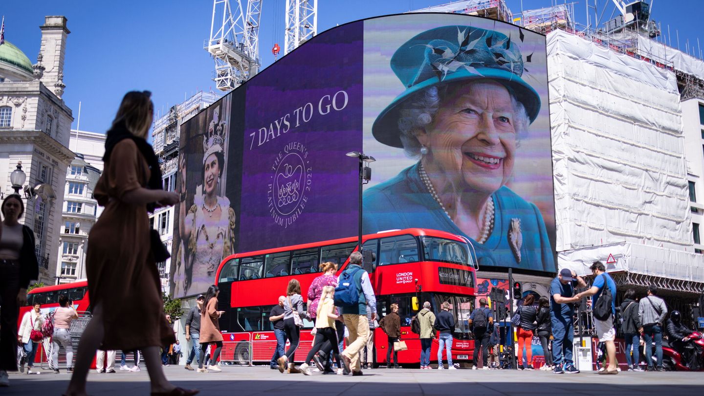 Preparación del jubileo de la Reina en Londres. (EFE/Tolga Akmen) 