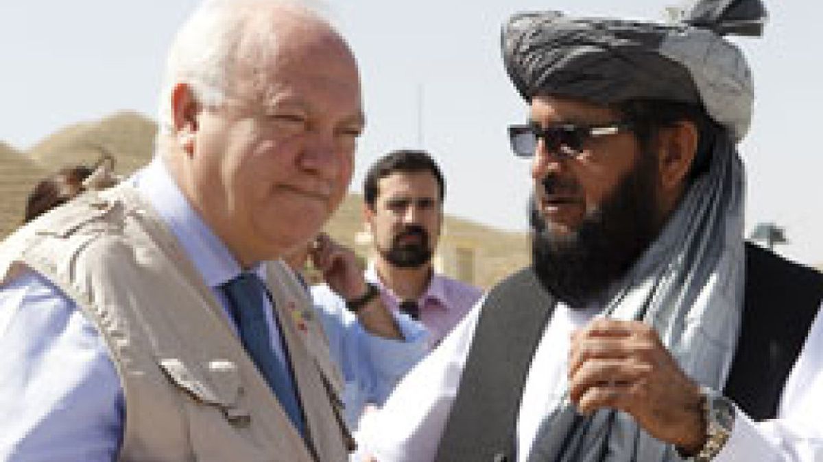 Moratinos visita por sorpresa a las tropas españoles en Afganistán