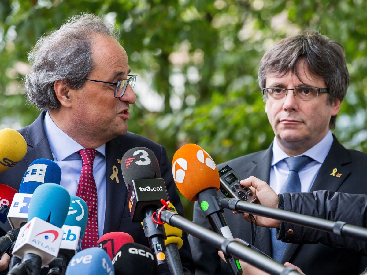 Foto: Fotografía de archivo del presidente de la Generalitat, Quim Torra (i), y el expresidente catalán Carles Puigdemont en Waterloo. (EFE)