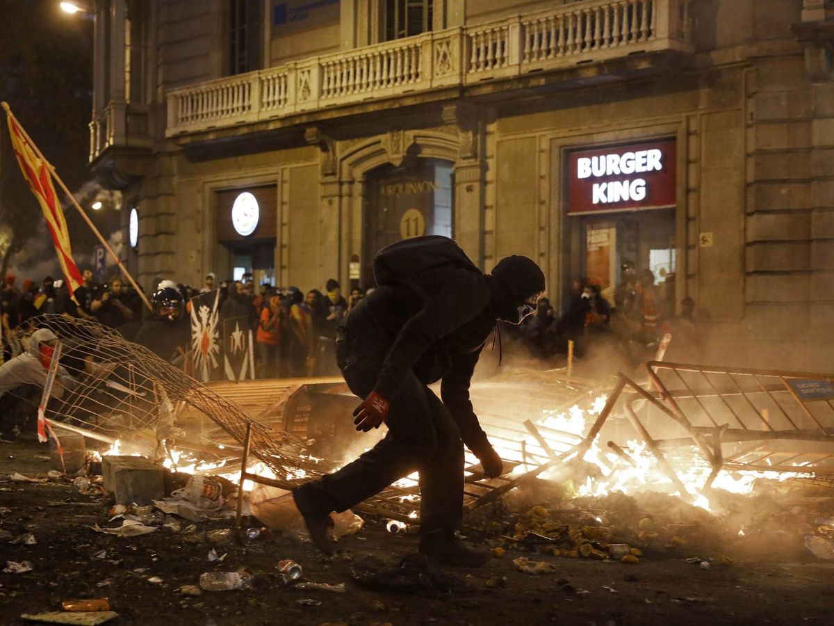 Foto: Disturbios en Barcelona tras la sentencia del 'procés'. (EFE)