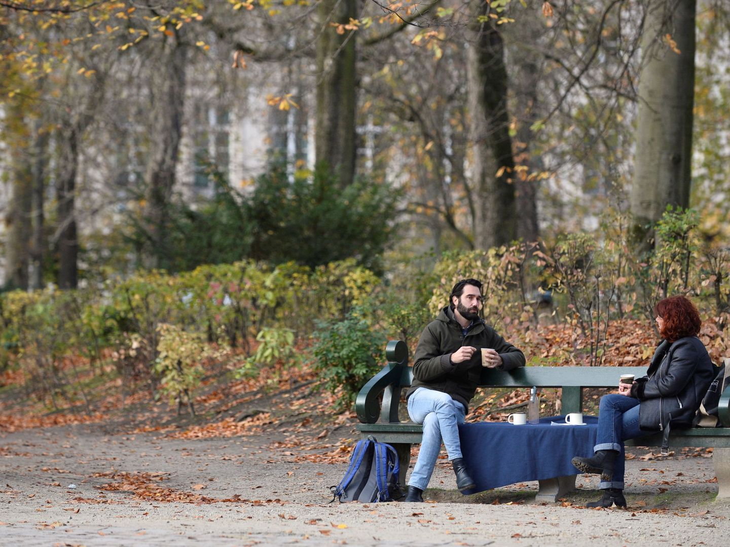 Dos personas en un parque de Bruselas. (Reuters)
