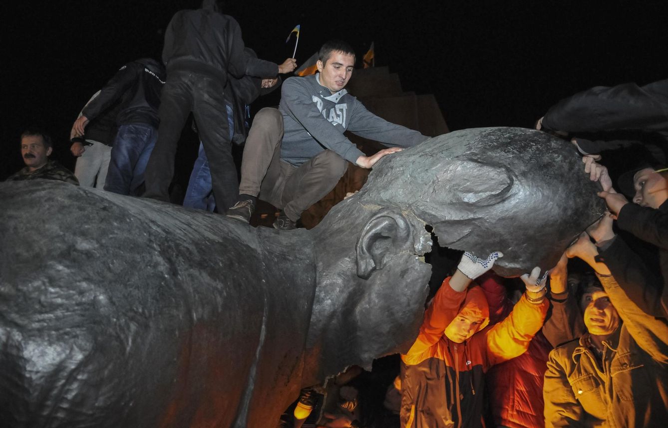 Manifestantes enfurecidos destrozan una estatua de Lenin en Kiev en 2013 después de derribarla. (Reuters/Gleb Garanich)