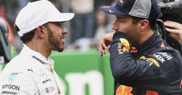 Foto: Daniel Ricciardo junto a Lewis Hamilton. (EFE)