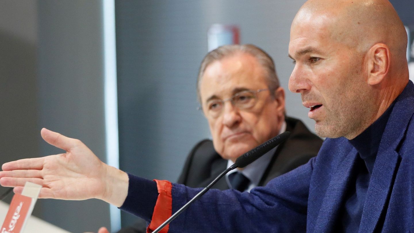 Florentino escucha a Zidane en la sala de prensa de Valdebebas. (EFE)