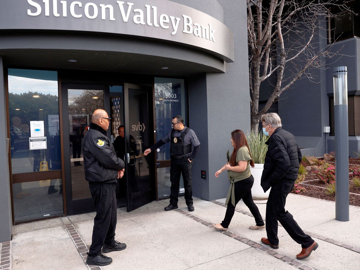 Photo: A customer at the Silicon Valley Bank headquarters in Santa Clara, California, USA.  (Reuters/Brittany Hosea-Small)