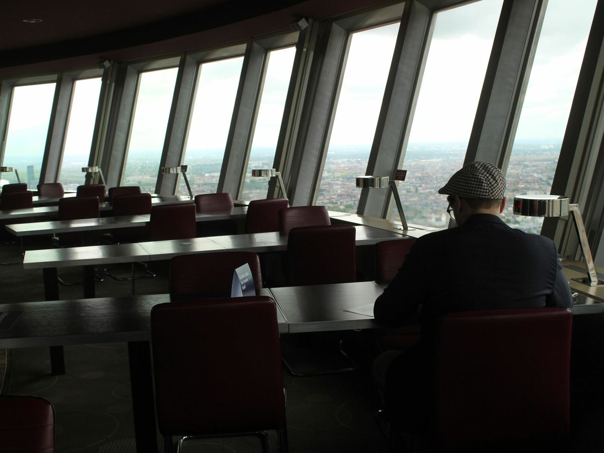 Foto: Un empleado trabaja desde la Torre de televisión de Berlín. (EFE / María Alonso Martos)