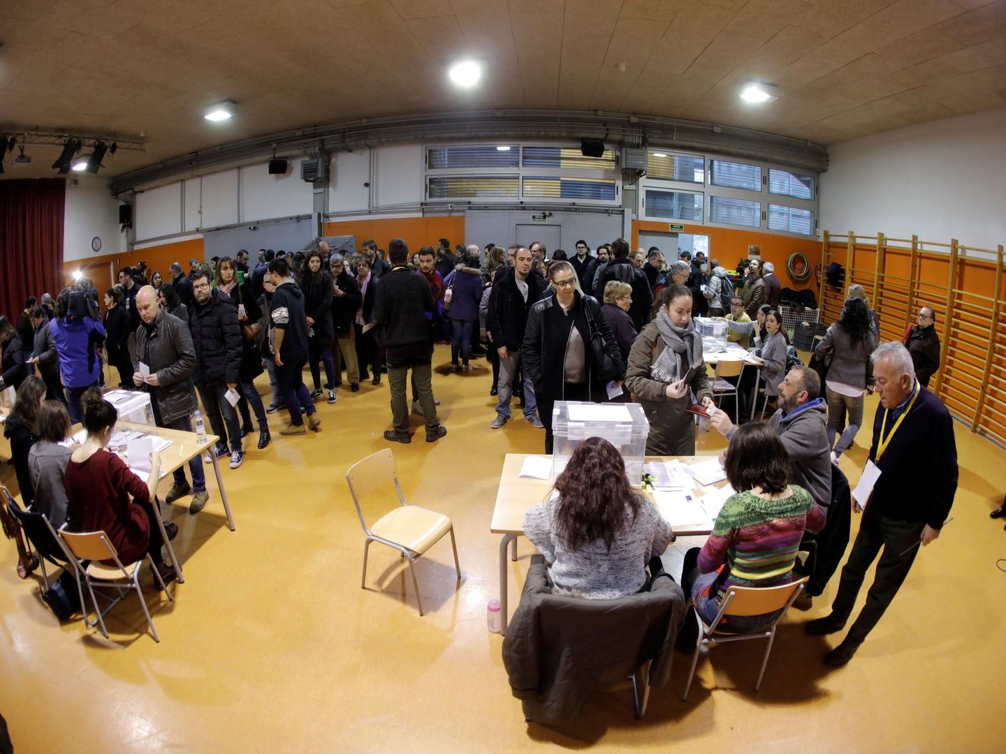 Numerosas personas esperan para votar en las mesas electorales de la Escola Pere IV de Barcelona. (EFE)