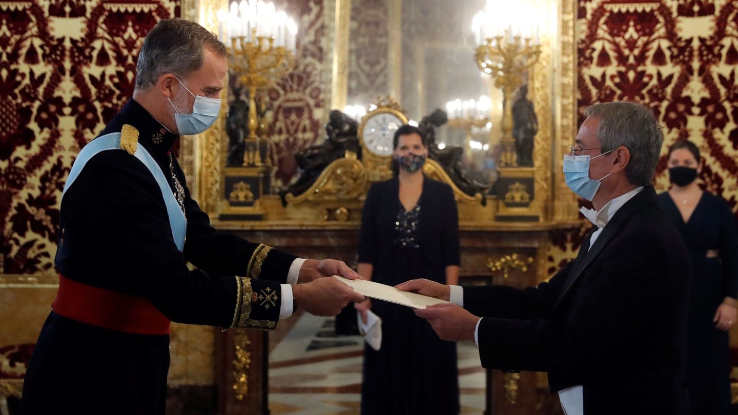 El rey Felipe recibe las cartas credenciales en el Palacio Real. (EFE)