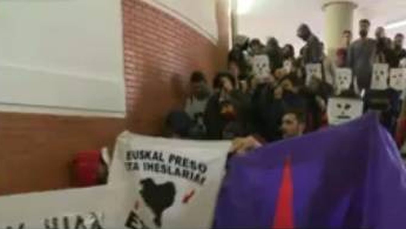 Bandera de apoyo a los presos de ETA durante la protesta en la UAM. (La Sexta)