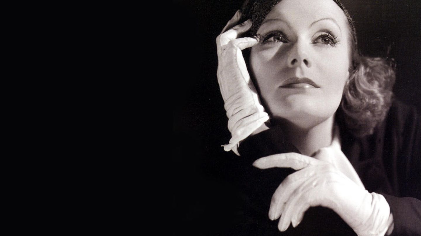 Greta Garbo, posando para el departamento publicitario de MGM.