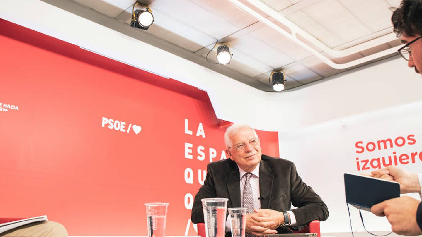 El ministro Borrell, durante la entrevista en Ferraz. (J. Á. M.)