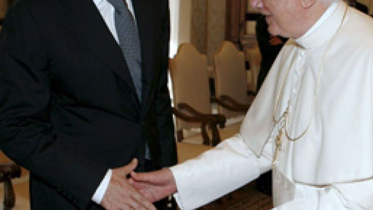 El presidente se multiplica para posar con el Papa, Berlusconi, Felipe y el británico Clegg