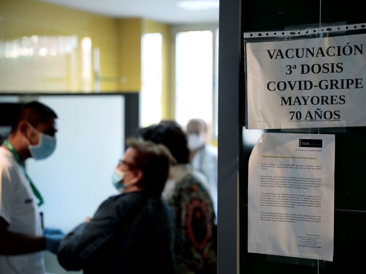 Foto: Una persona recibe la tercera dosis del covid junto a la vacuna de la gripe. (Ana Escobar/EFE)