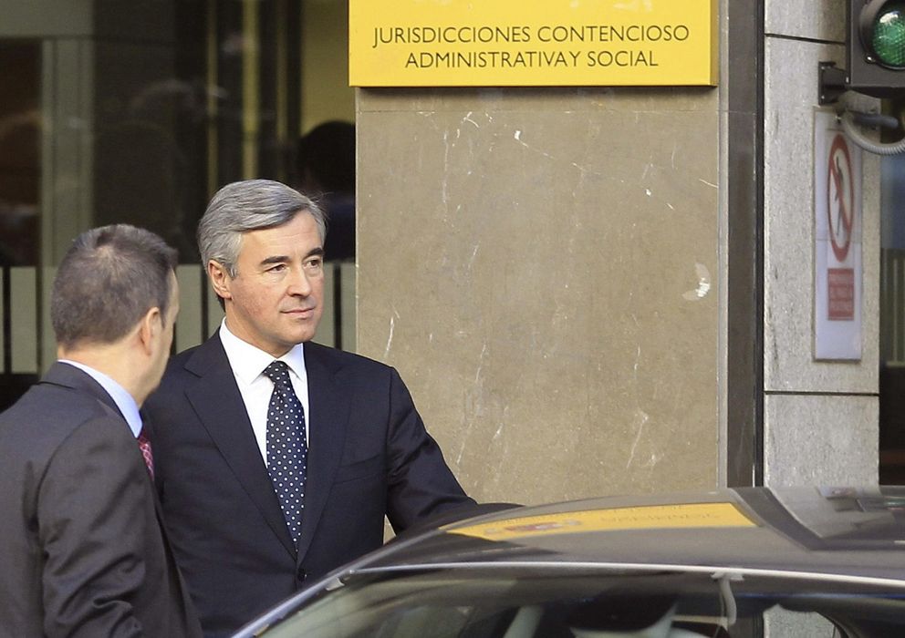 Foto: El ex secretario general del PP, Ángel Acebes, a su salida de la Audiencia (Efe)