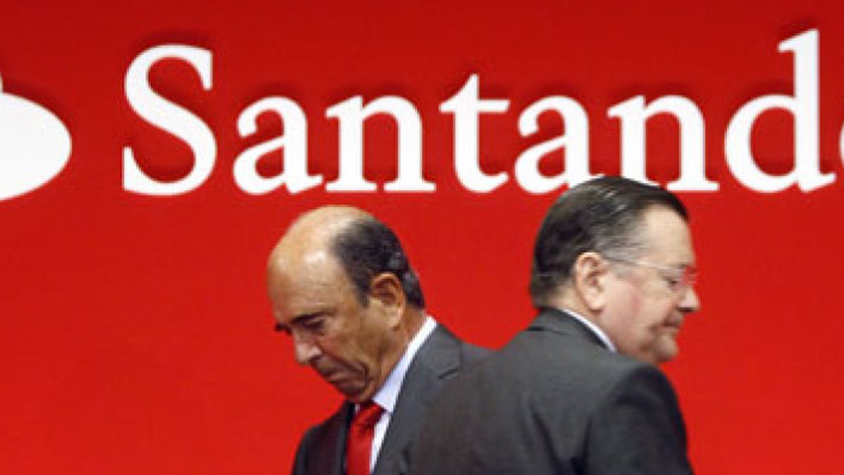 Los ‘indignados’ toman la palabra en la Junta de Santander para mostrar su repulsa al sistema financiero