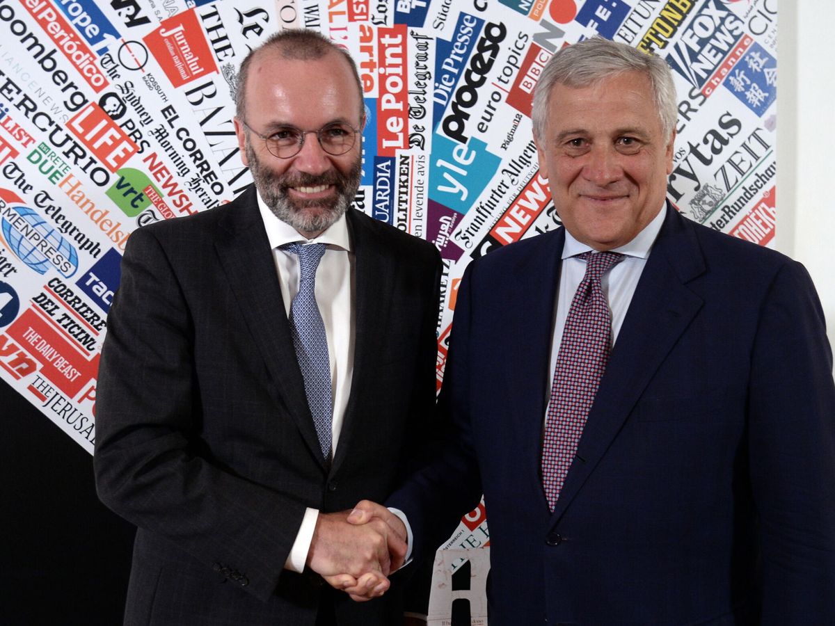 Foto: Antonio Tajani, junto al presidente del PPE, el alemán Manfred Weber. (EFE/EPA/Fabio Cimaglia)