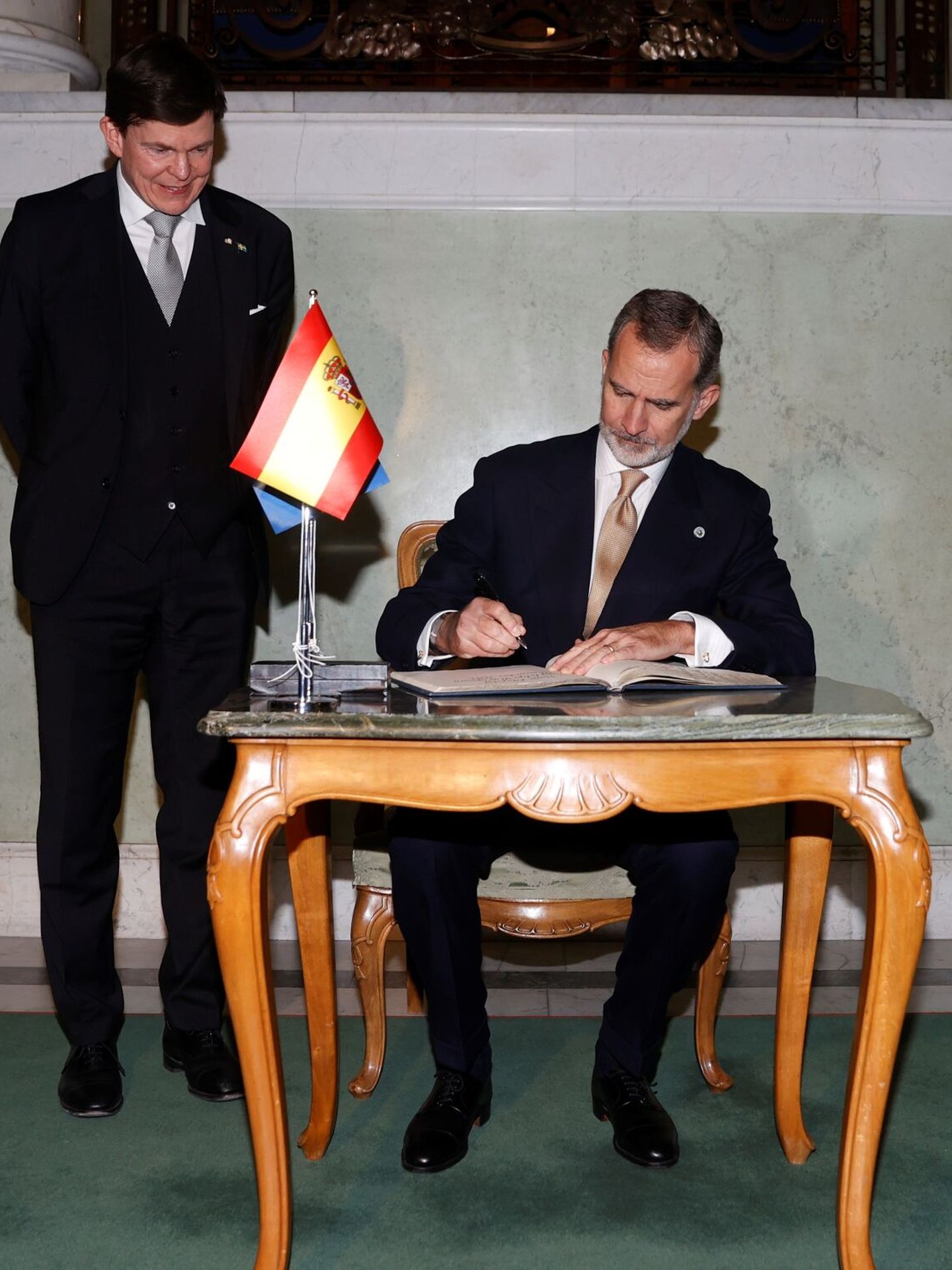 Don Felipe, firmando en el libro de honor del Parlamento. (EFE/Juanjo Martín)