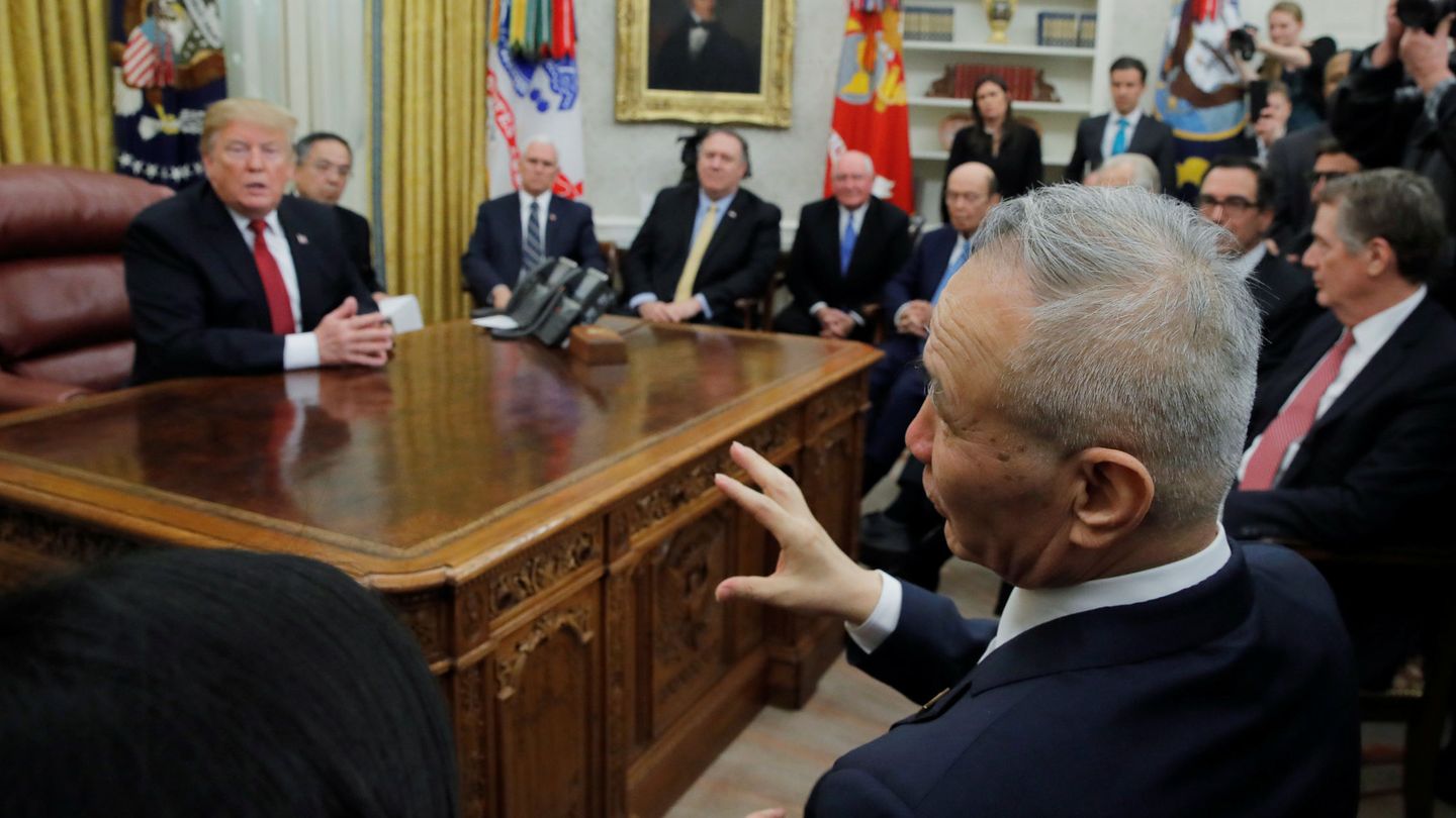 El viceprimer ministro chino Liu He durante un encuentro con Donald Trump sobre la disputa comercial, en el Despacho Oval, el 31 de enero de 2019. (Reuters)
