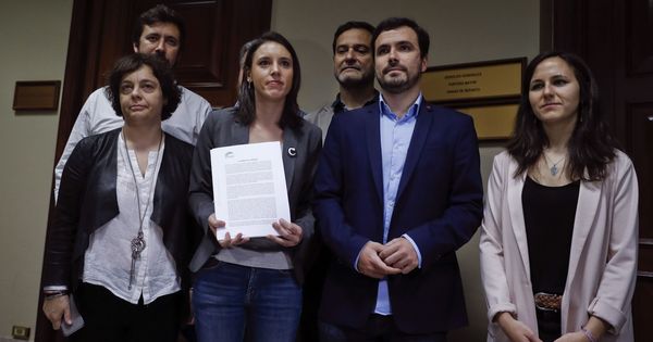 Foto: El grupo parlamentario de Unidos Podemos-En Comú Podem-En Marea presentan la moción de censura contra Rajoy. (EFE)