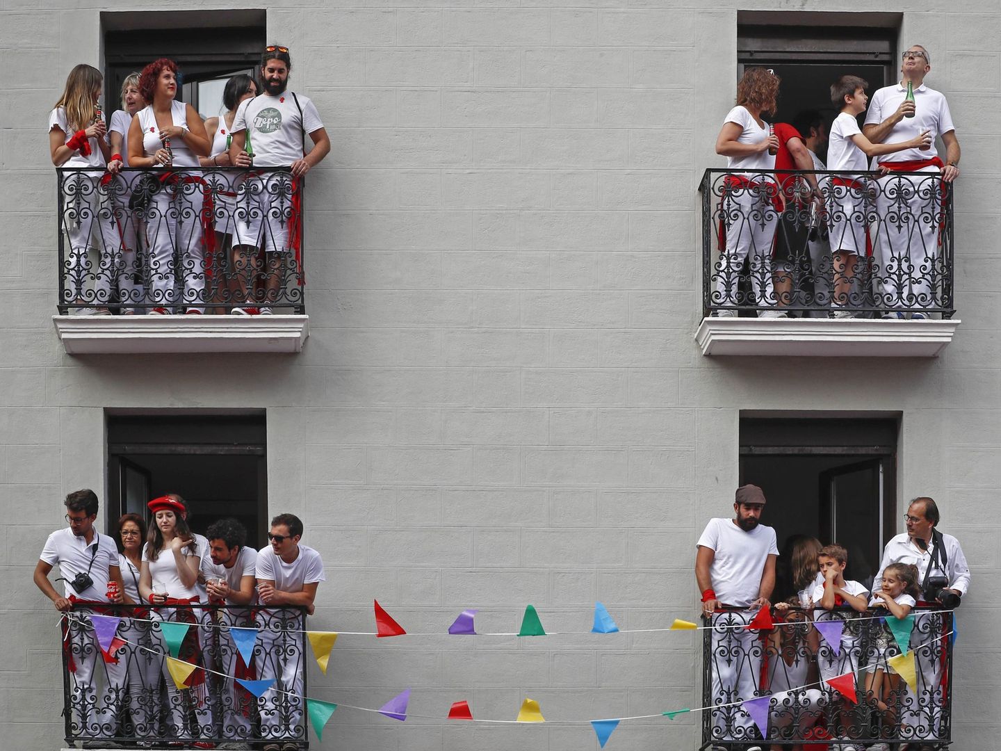 El chupinazo desde los balcones de las inmediaciones de la plaza Consistorial | EFE