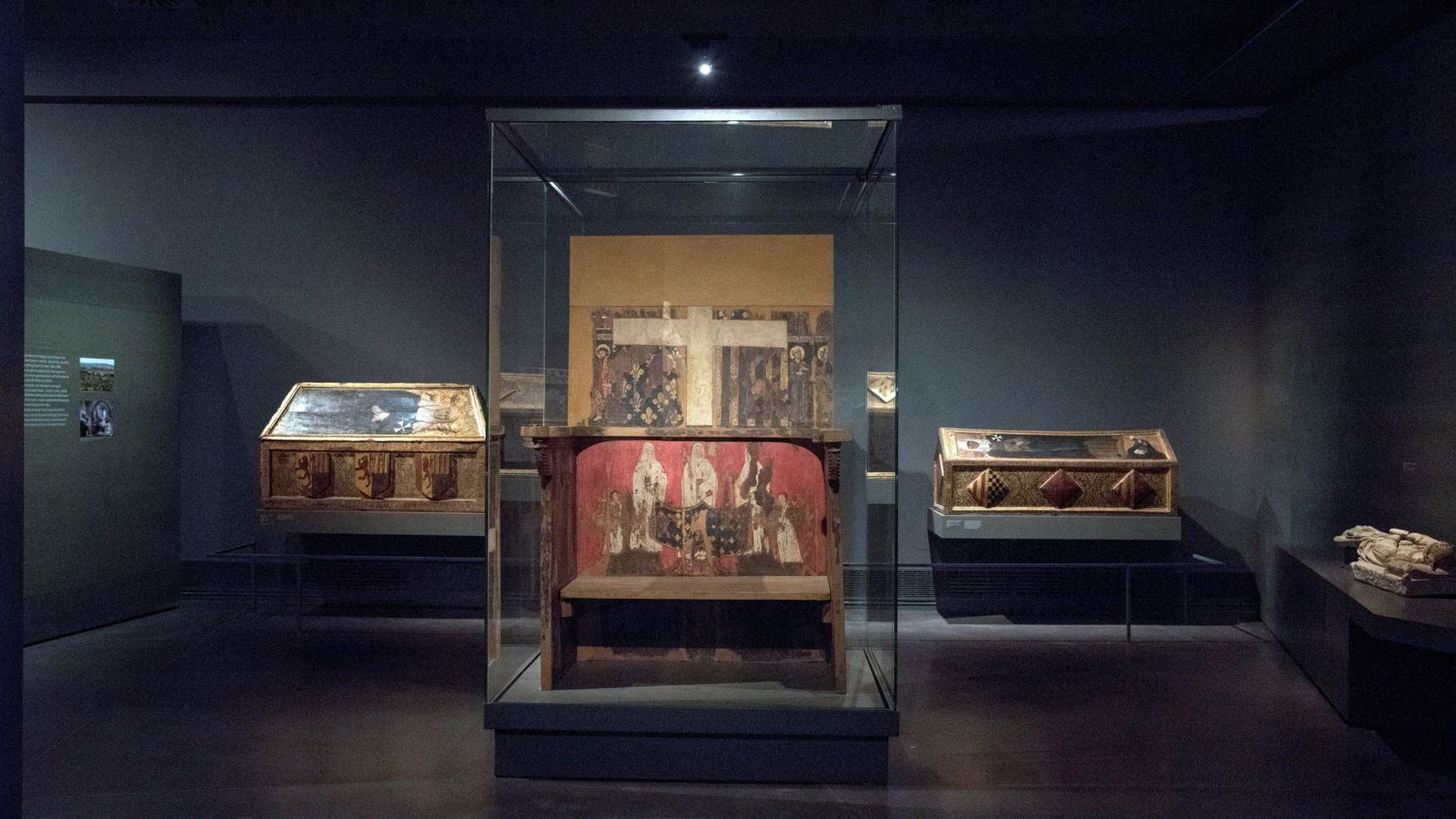 Foto: Las cajas sepulcrales y trono de Blanca de Aragón y Anjou en el Museo Diocesano de Lleida, donde se encuentran las 44 piezas que el Ayuntamiento de Villanueva de Sijena reclama. (EFE)