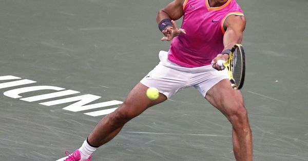 Foto: Rafa Nadal golpeando en Indian Wells. (EFE)