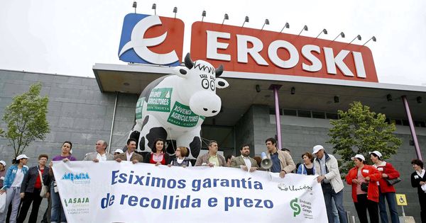 Foto: Imagen de archivo de una concentración de productores de leche a las puertas de un centro de Eroski. (EFE)