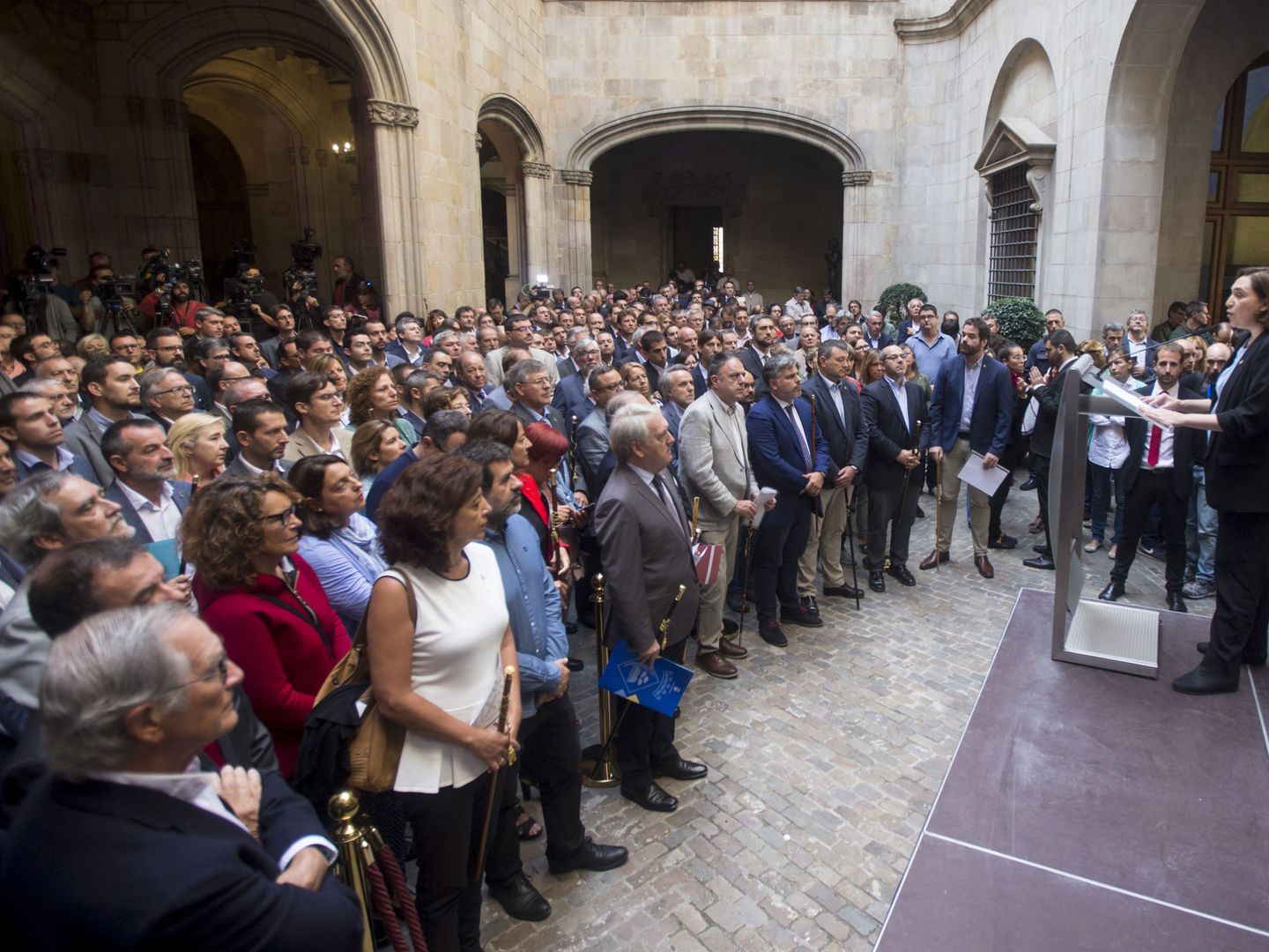 La alcaldesa de Barcelona interviene en la concentración de alcaldes que están a favor del 1-O. (EFE)
