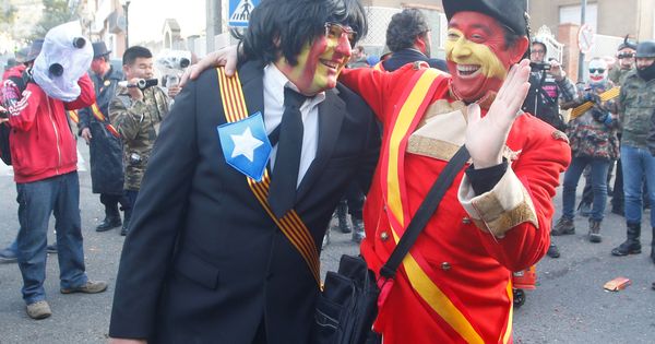 Foto: Dos hombres disfrazados hacen una parodia de la situación de España y Cataluña en el festival de Els Enfarinats en Ibi, Alicante. (EFE)