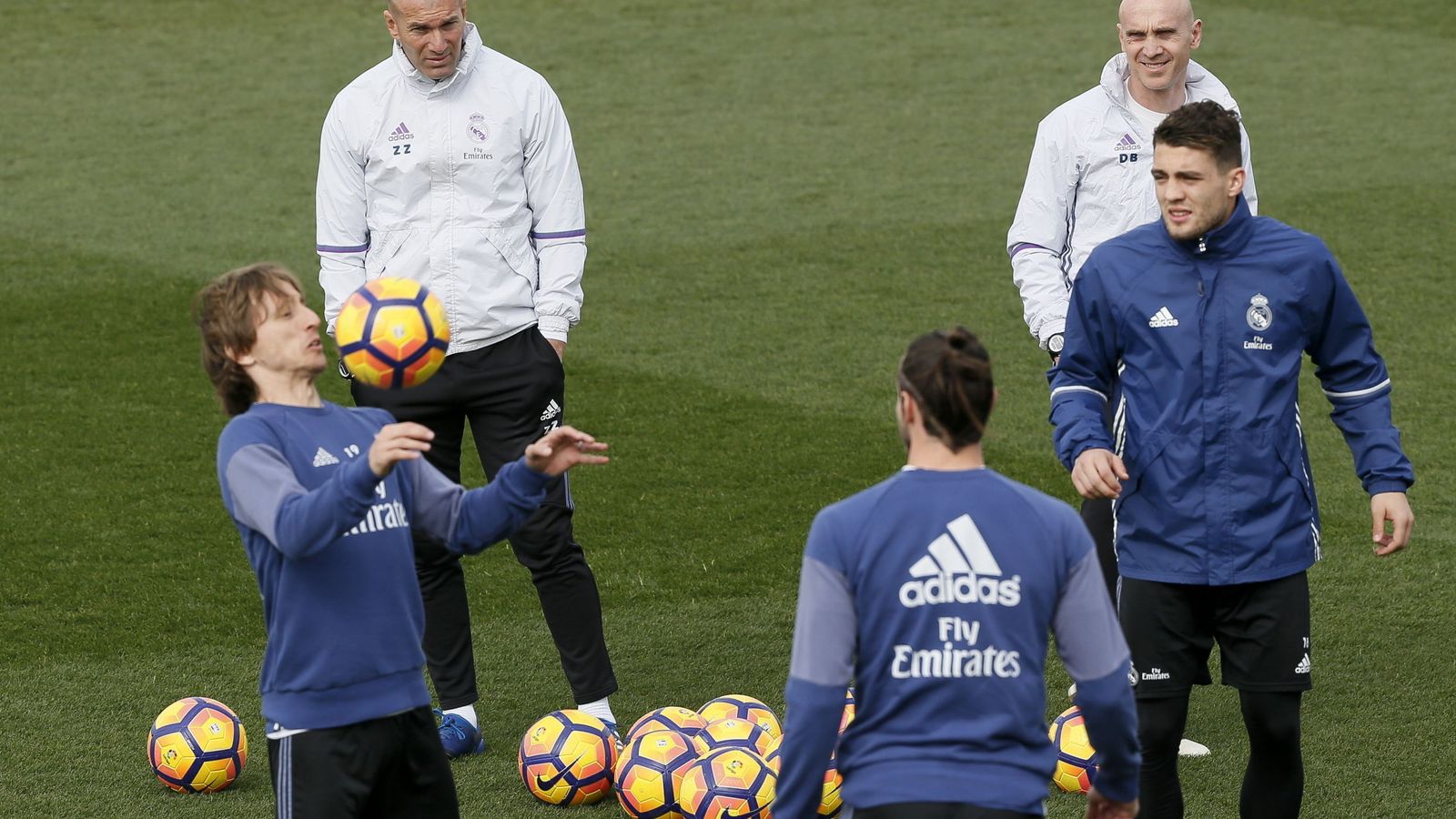 Foto: Zidane dirige el último entrenamiento del Madrid (EFE) 