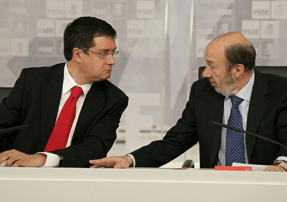 Foto: El secretario general del PSOE, Alfredo Pérez Rubalcaba (d), conversa con el secretario de Organización, Óscar López (i) (EFE)