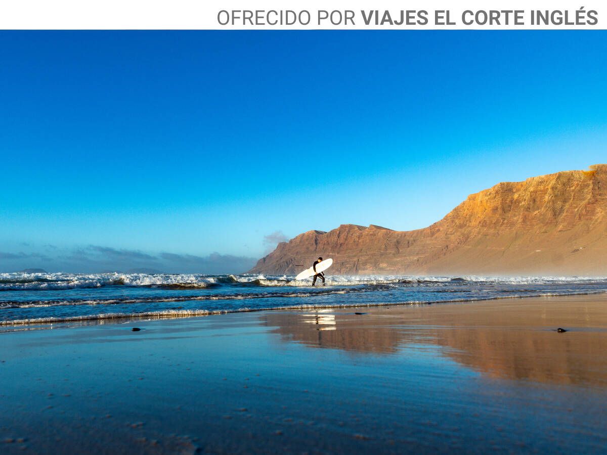 Foto:  Reflejos en la playa de Famara al atardecer. (Foto: Turismo de Lanzarote)