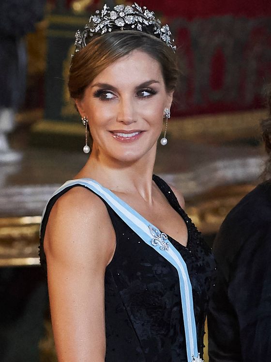 Doña Letizia con pendientes de perlas de la reina Sofía. (LP)