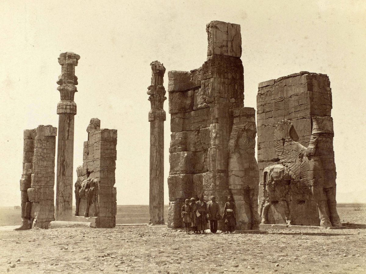 Foto: Ruinas de la Puerta de Jerjes de Persépolis, en Irán, hacia finales del siglo XIX. (Getty/Universal Images Group/Sepia Times)