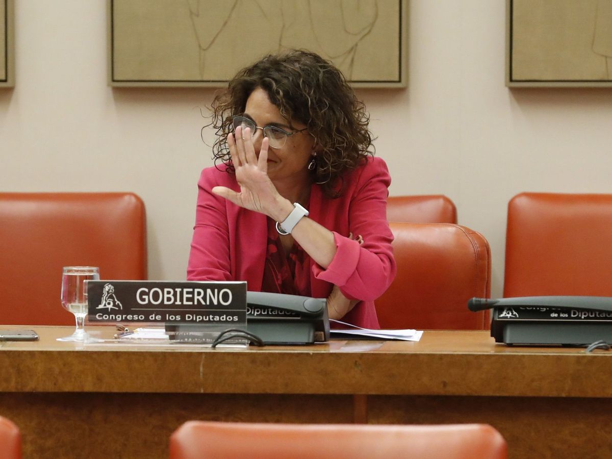 Foto: La ministra de Hacienda, María Jesús Montero, comparece en comisión parlamentaria para explicar el decreto de remanentes municipales. (EFE)