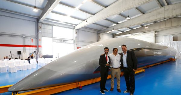 Foto: Rafael Contreras (centro), en la presentación de la cápsula Hyperloop en Cádiz. (Reuters)