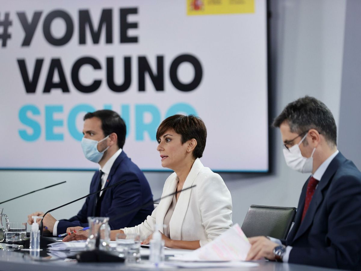 Foto: El ministro de Consumo, Alberto Garzón (i), en la rueda de prensa del Consejo. (EFE)