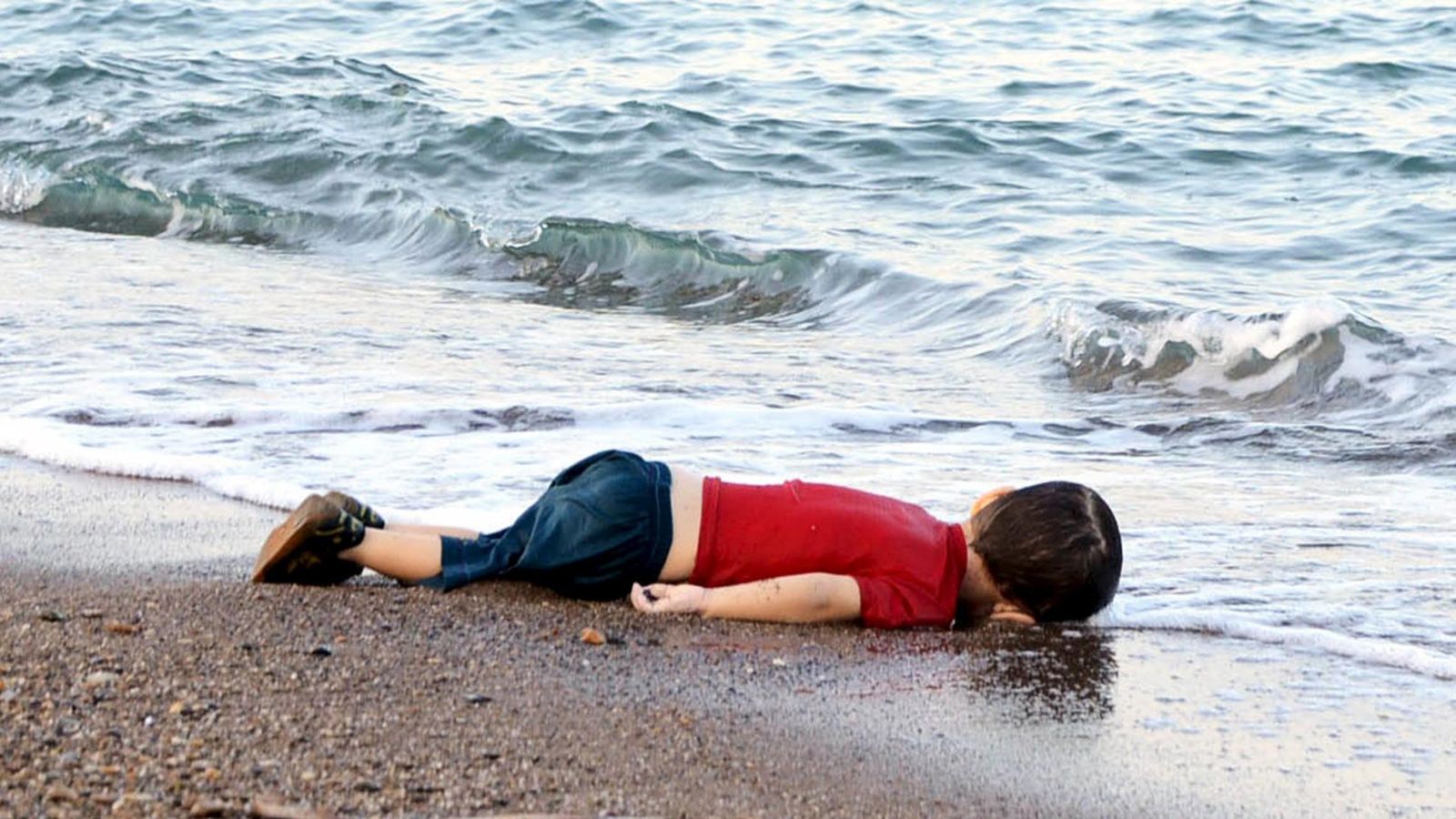 Foto: El joven inmigrante Aylan Kurdi, ahogado en septiembre de 2015 en un intento fallido de alcanzar la isla griega de Kos. (Reuters)